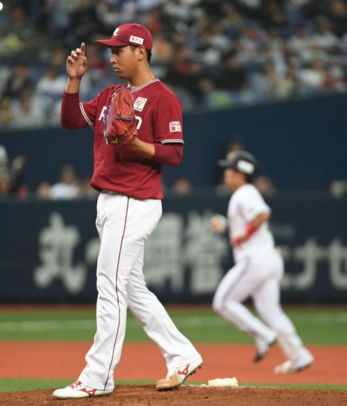オリックス対楽天　2回裏オリックス1死、西野真弘に先制ソロ本塁打を浴びた藤平尚真（撮影・渦原淳）