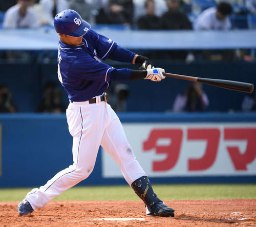 ヤクルト対中日　5回表中日無死、中越えソロ本塁打を放つ堂上（撮影・鈴木みどり）