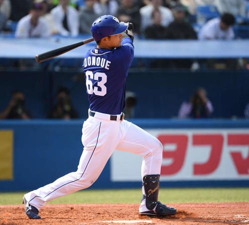 ヤクルト対中日　5回表中日無死、中越えソロ本塁打を放つ堂上（撮影・鈴木みどり）