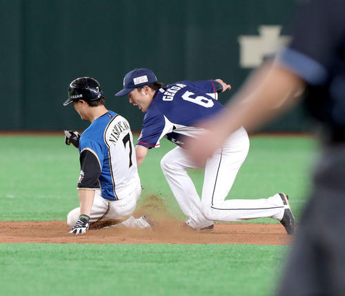 日本ハム対西武　3回裏日本ハム1死一塁、盗塁を失敗する西川（撮影・佐藤翔太）