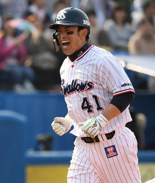 ヤクルト対中日　7回裏ヤクルト2死、右越えソロ本塁打を放った雄平はほえる（撮影・鈴木みどり）