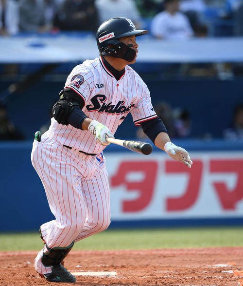 ヤクルト対中日　7回裏ヤクルト2死、右越えソロ本塁打を放つ雄平（撮影・鈴木みどり）