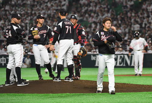 ソフトバンク対ロッテ　3回裏ソフトバンク2死、内川聖一に本塁打を浴びた先発有吉優樹（右）は降板する（撮影・今浪浩三）