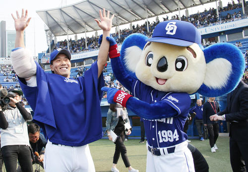 ヤクルト対中日　今季初勝利でドアラの祝福を受ける中日柳（撮影・中島郁夫）