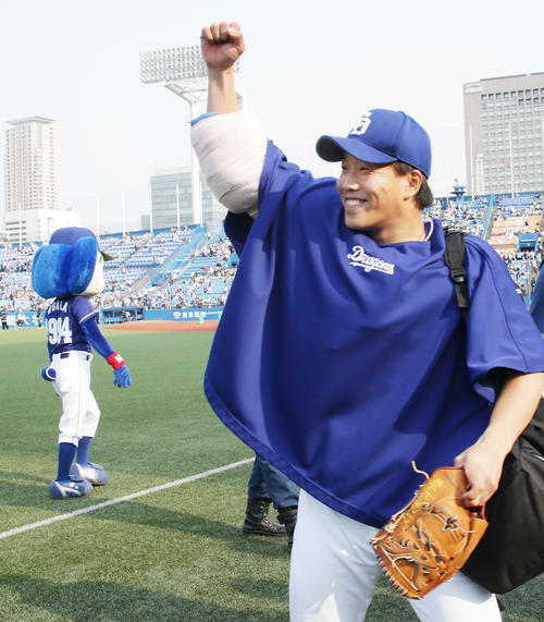 ヤクルト対中日　今季初勝利でスタンドに向けガッツポーズする中日柳（撮影・中島郁夫）