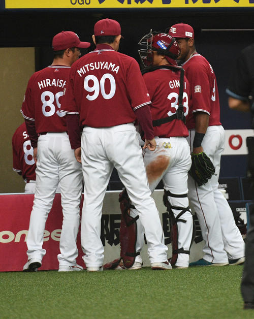 オリックス対楽天　9回裏オリックス無死、銀次（右から2人目）が捕手に（撮影・渦原淳）
