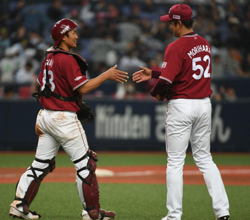 オリックス対楽天　12回裏オリックスの攻撃を抑えた森原康平（右）と握手する銀次（撮影・渦原淳）