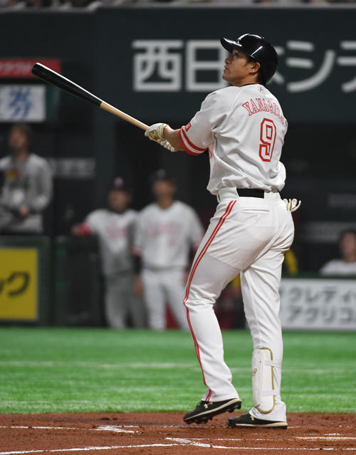 1回裏ソフトバンク1死一塁、柳田悠岐は左越えに先制の2点本塁打を放つ（撮影・今浪浩三）