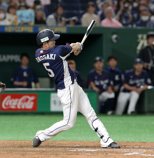 日本ハム対西武　9回表西武1死一、三塁、外崎は逆転となる3点本塁打を放つ（撮影・佐藤翔太）