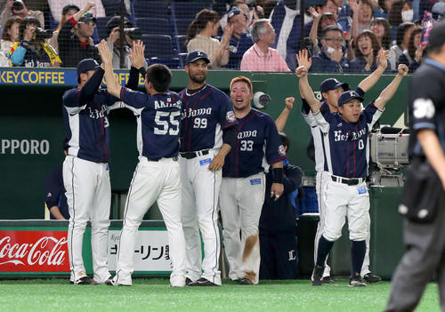 日本ハム対西武　9回表西武1死一、三塁、外崎の逆転となる3点本塁打で盛り上がる西武ベンチ（撮影・佐藤翔太）