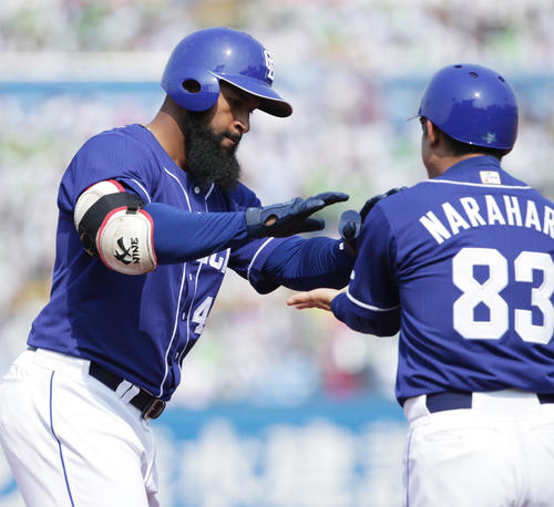 ヤクルト対中日　4回表中日2死一塁、2点本塁打を放ち奈良原コーチ（右）の出迎えを受けるアルモンテ（撮影・中島郁夫）
