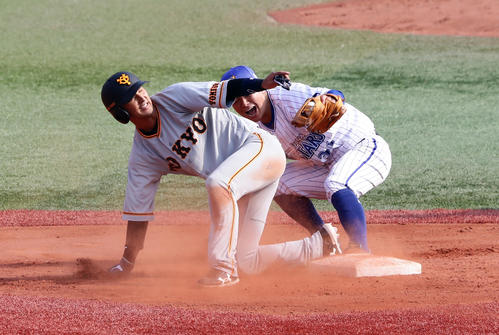 DeNA対巨人　7回表巨人2死一、三塁、一塁走者吉川尚は二塁盗塁を狙うも封じられる。二塁手柴田（撮影・浅見桂子）