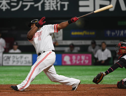 ソフトバンク対ロッテ　3回裏ソフトバンク2死一、二塁、デスパイネは左越えに3点本塁打を放つ（撮影・今浪浩三）