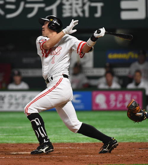 ソフトバンク対ロッテ　3回裏ソフトバンク2死、内川は左中間へ本塁打を放つ（撮影・今浪浩三）
