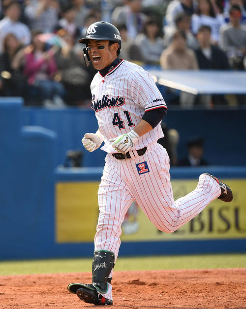 ヤクルト対中日　7回裏ヤクルト2死、右越えソロ本塁打を放った雄平はほえる（撮影・鈴木みどり）