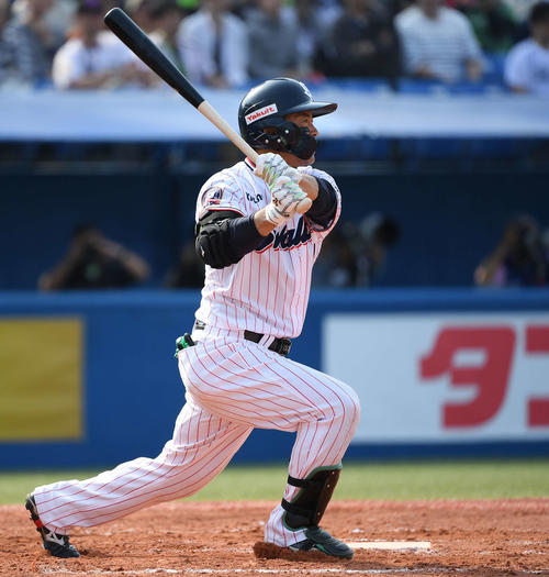 ヤクルト対中日　7回裏ヤクルト2死、右越えソロ本塁打を放つ雄平（撮影・鈴木みどり）