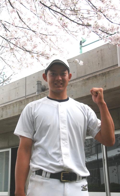 満開の桜の木の下で、リーグ戦での活躍を誓う東洋大・佐藤（撮影・古川真弥）