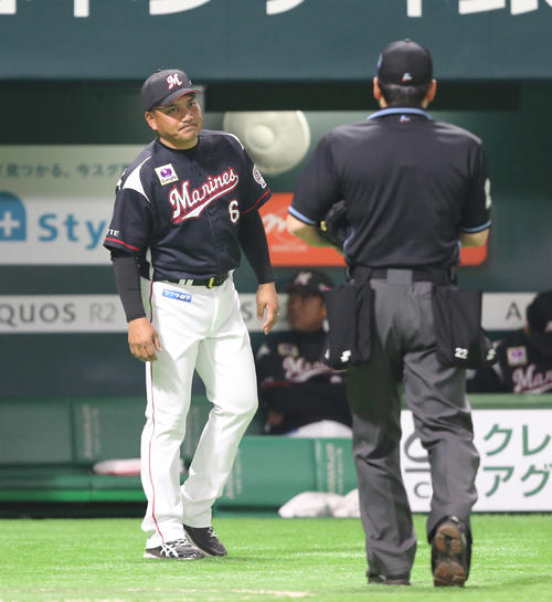 ソフトバンク対ロッテ　3回途中、先発有吉の降板を告げる井口監督（撮影・菊川光一）