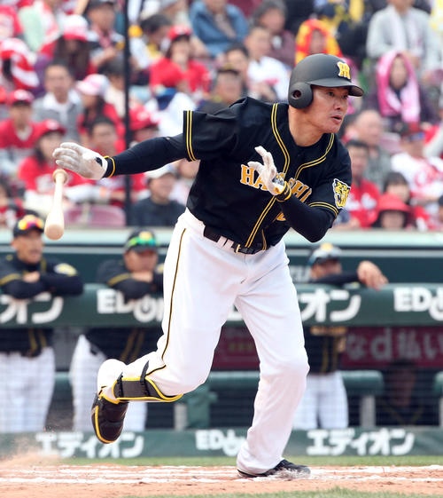 広島対阪神　8回表阪神2死一、二塁、福留は右翼線へ2点適時二塁打を放つ（撮影・栗木一考）