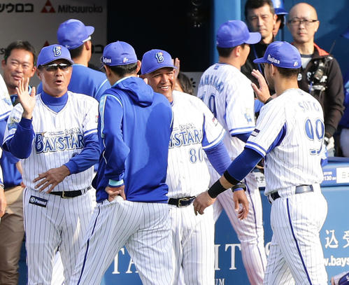DeNA対巨人　巨人に連勝で球団4000勝を決め、井納（手前）と笑顔でハイタッチするラミレス監督（中央）ら（撮影・浅見桂子）