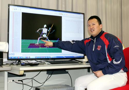 光学式三次元動作分析装置で解析した投手の動きについて説明する北翔大の渡部新監督（撮影・永野高輔）