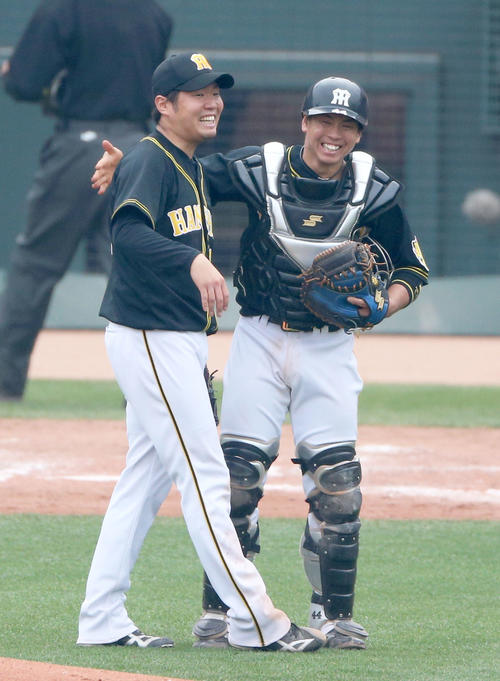 広島対阪神　梅野（右）は西の完封勝利を支え、笑顔で抱き合う（撮影・上山淳一）