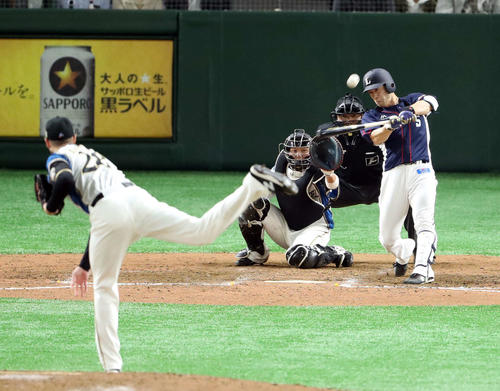 日本ハム対西武　9回表西武1死一、三塁、逆転の3点本塁打を放つ外崎。投手ハンコック（撮影・河野匠）