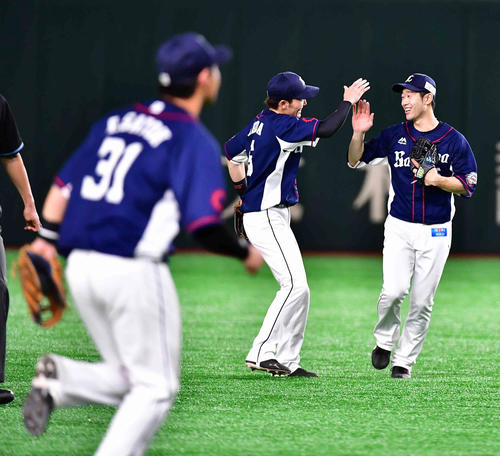 日本ハム対西武　自らの本塁打で逆転勝ちを収めた西武外崎（右）は源田と勝利のハイタッチ（撮影・小沢裕）
