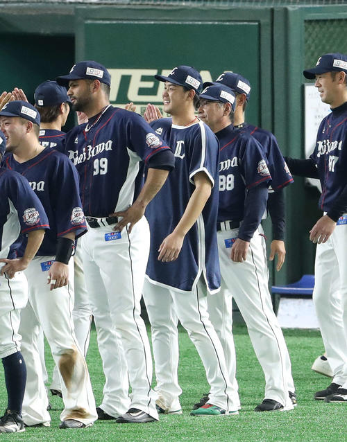 日本ハム対西武　日本ハムに逆転勝利を収め、勝利投手となった高橋光（中央）は笑顔でナインを迎える（撮影・河野匠）