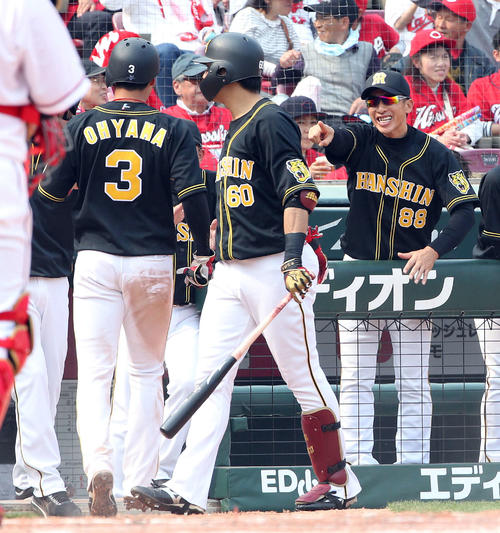 広島対阪神　5回表阪神2死二塁、福留の右前適時打で喜ぶ矢野監督。左は生還する大山（撮影・栗木一考）