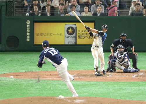 日本ハム対西武　3回裏日本ハム1死三塁、適時右前打を放つ西川。投手高橋光（撮影・河野匠）