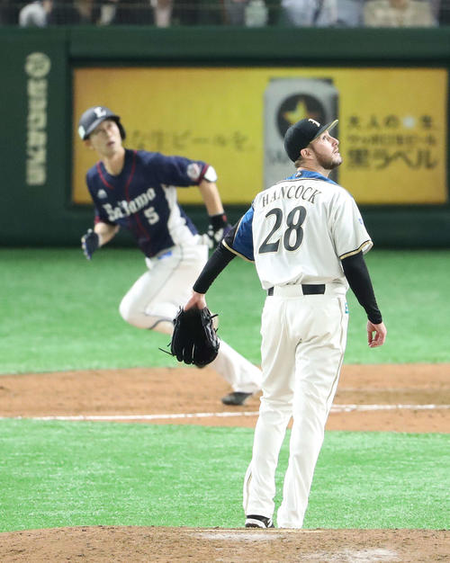 日本ハム対西武　9回表西武1死一、三塁、外崎（後方）に逆転の3点本塁打を浴び、打球を見つめるハンコック（撮影・河野匠）