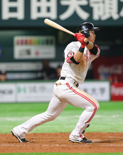 ソフトバンク対ロッテ　8回裏ソフトバンク1死、右越えにプロ初本塁打を放つ釜元（撮影・菊川光一）