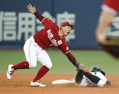 9回オリックス2死一塁、打者吉田正のとき、二盗を狙うがタッチアウトとなる西浦。遊撃手茂木（共同）