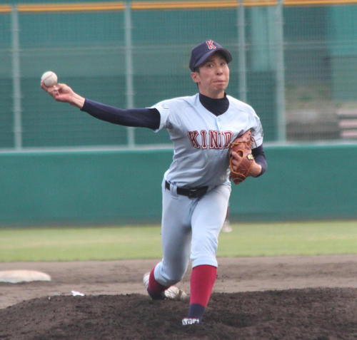 今季初登板で力投する近大・村西（撮影・柏原誠）
