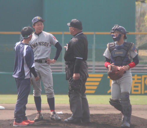 頭に打球を受けた関学大・小田（撮影・柏原誠）