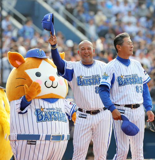 DeNA対巨人　試合に勝利し、笑顔を見せるDeNAラミレス監督（中央）右は青山コーチ（撮影・鈴木正人）