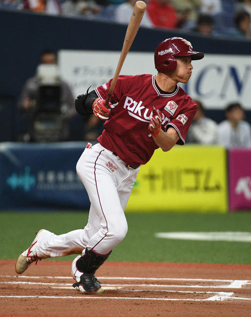 オリックス対楽天　10回表楽天2死二塁、辰己涼介は右前打を放つ（撮影・渦原淳）