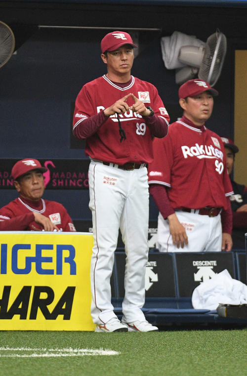 4回裏オリックス無死一、二塁、T－岡田の遊ゴロでの一塁セーフでリクエストする平石洋介監督（撮影・渦原淳）