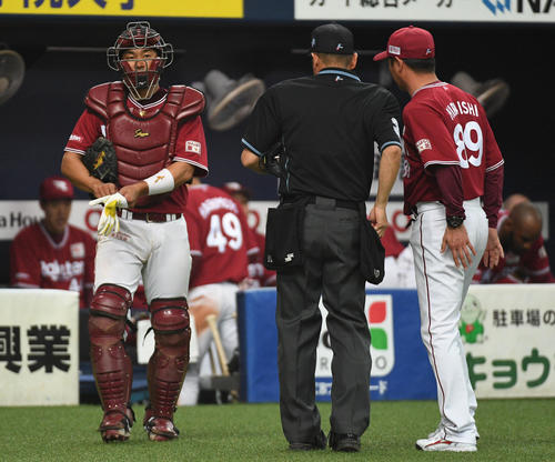 12回裏オリックス無死、守備につく銀次。右端は選手交代告げる平石洋介監督（撮影・渦原淳）