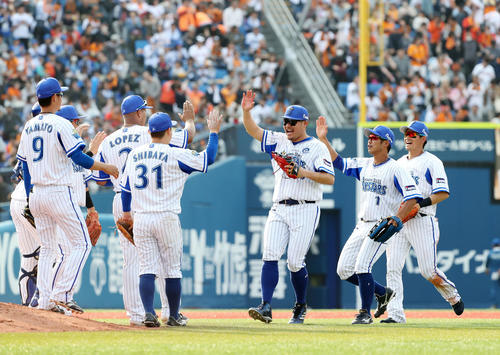 DeNA対巨人　試合に勝利し喜ぶ筒香（中央）らDeNAの選手たち（撮影・鈴木正人）
