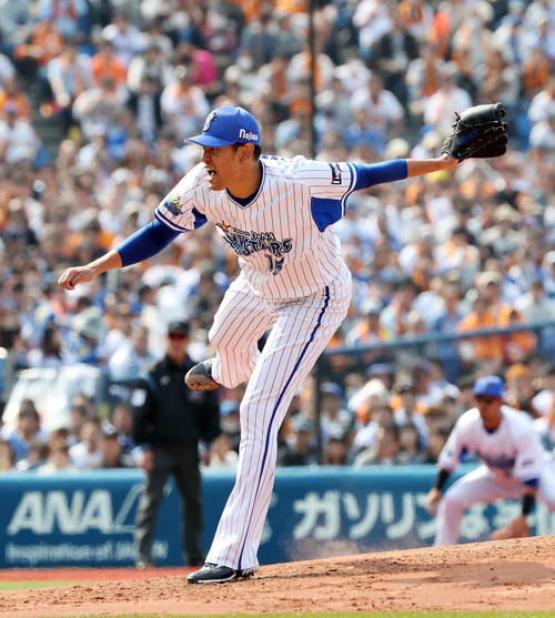 DeNA対巨人　4回表、ゲレーロに対し気迫の投球を見せるDeNA井納（撮影・鈴木正人）