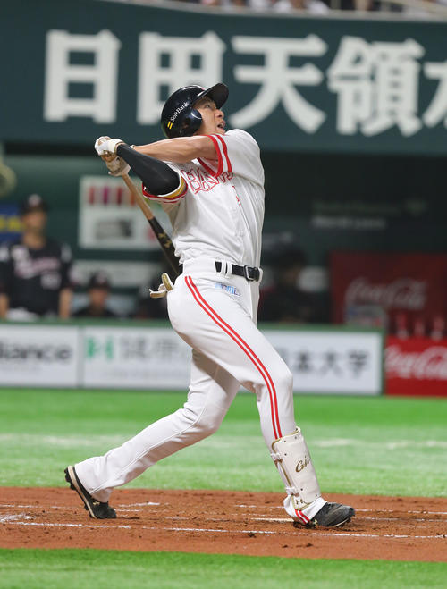 7日のソフトバンク対ロッテ　1回裏ソフトバンク1死一塁、左越え2点本塁打を放つ柳田（撮影・菊川光一）