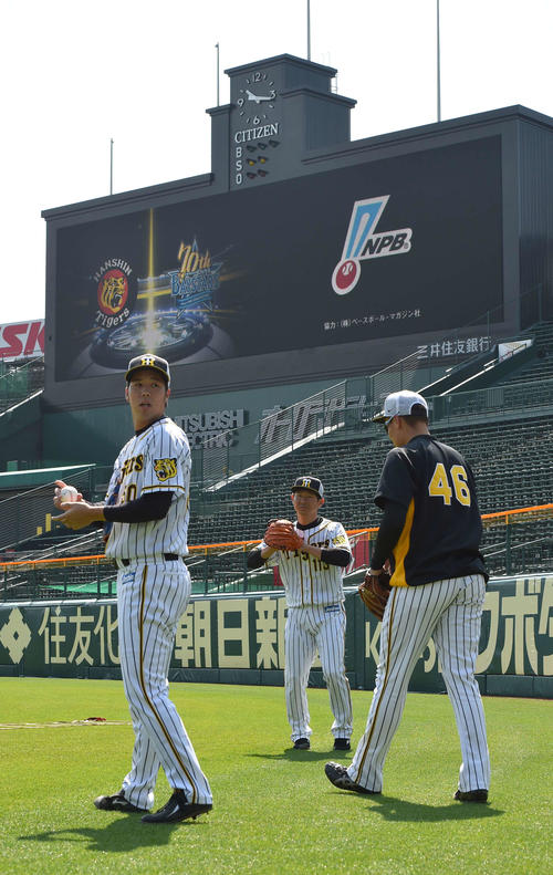 甲子園球場で調整する青柳晃洋（左）と秋山拓巳（右）（撮影・上田博志）