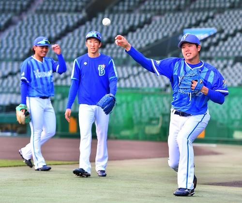 ノックを受けて調整する右から上茶谷大河、大貫晋一、浜口遥大（撮影・上田博志）