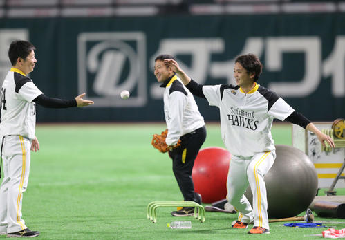 リラックスした雰囲気でトレーニングを行う東浜巨（撮影・梅根麻紀）