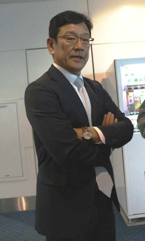 羽田空港で取材に応じる日本ハム栗山監督（撮影・木下大輔）