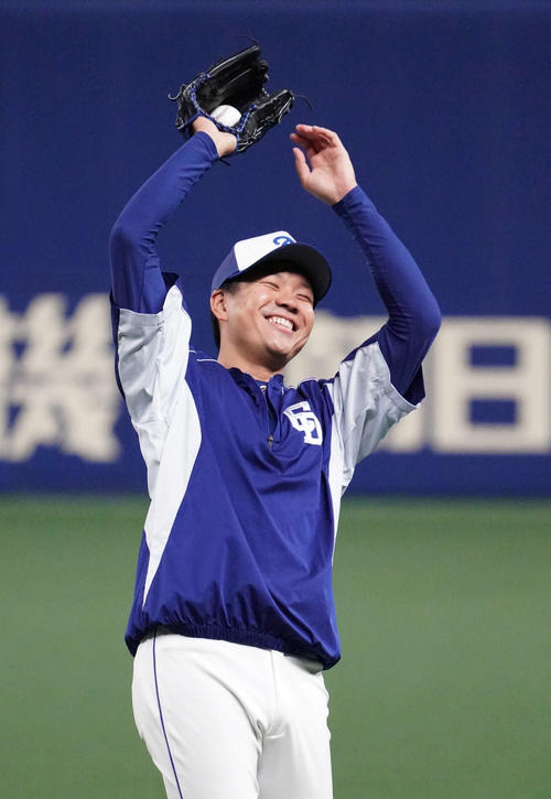 キャッチボールで明るい笑顔を見せる大野雄（撮影・森本幸一）