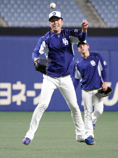 軽快な動きでスローイングする大野雄（撮影・森本幸一）