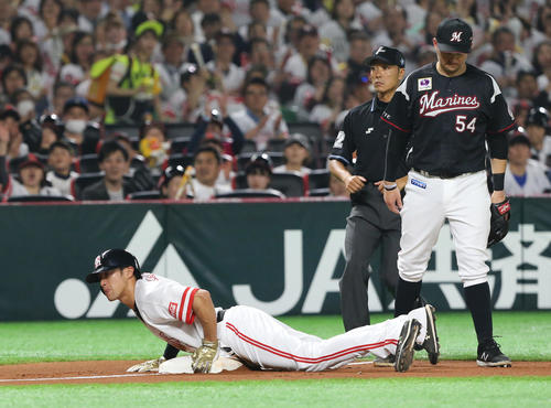 7日、ロッテ戦の7回にヘッドスライディングで三塁盗塁を決めた柳田だが、この後負傷交代となる（2019年4月7日撮影）